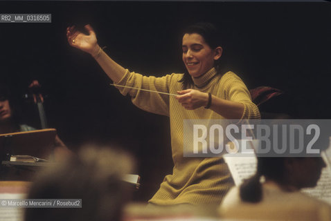 Milan, 1992. Italian conductor Carla Delfrate performing a rehearsal / Milano, 1992. Il direttore dorchestra Carla Delfrate durante una prova - ©Marcello Mencarini/Rosebud2
