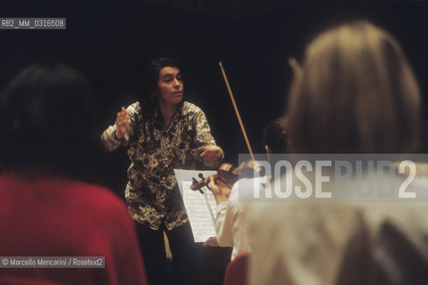 Milan, 1992. Italian conductor Carla Delfrate performing a rehearsal / Milano, 1992. Il direttore dorchestra Carla Delfrate durante una prova - ©Marcello Mencarini/Rosebud2