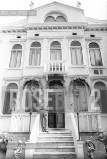 Lancenigo (Treviso),1979. Tenor Mario Del Monaco in front of his house / Lancenigo (Treviso). Il tenore Mario Del Monaco di fronte alla sua casa - ©Marcello Mencarini/Rosebud2
