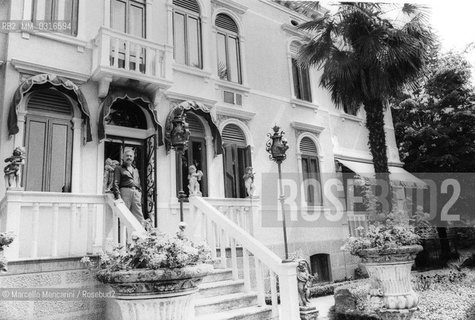 Lancenigo (Treviso),1979. Tenor Mario Del Monaco in front of his house / Lancenigo (Treviso). Il tenore Mario Del Monaco di fronte alla sua casa - ©Marcello Mencarini/Rosebud2
