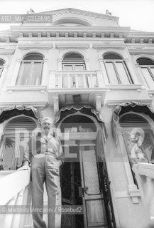 Lancenigo (Treviso),1979. Tenor Mario Del Monaco in front of his house / Lancenigo (Treviso). Il tenore Mario Del Monaco di fronte alla sua casa - ©Marcello Mencarini/Rosebud2