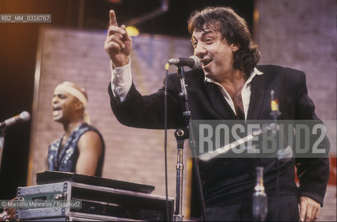 New York, Apollo Theater, November 1987. Italian singer and percussionist TullioDe Piscopo performing in concert Harlem Meets Naples /  New York, Apollo Theater, novembre 1987. Il cantante e percussionista Tullio De Piscopo si esibisce nel concerto Harlem incontra Napoli - ©Marcello Mencarini/Rosebud2