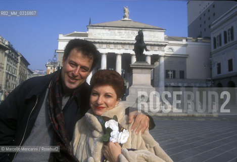 Genoa 1995. Conductor Daniel Oren and soprano Mariella Devia in front of Carlo Felice Theater / Genova 1995. Il direttore dorchestra Daniel Oren e il soprano Mariella Devia davanti al Teatro Carlo Felice - ©Marcello Mencarini/Rosebud2