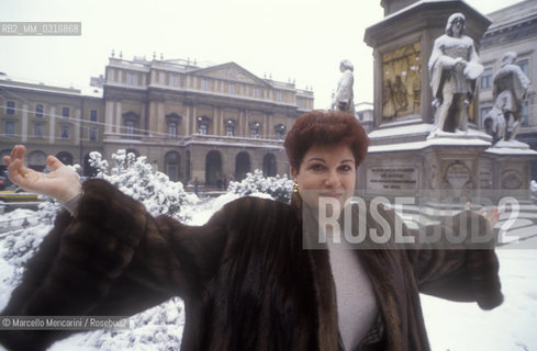 Milan, 1991. Soprano Mariella Devia in front of La Scala Theater / Milano, 1991. Il soprano Mariella Devia davanti al Teatro alla Scala - ©Marcello Mencarini/Rosebud2