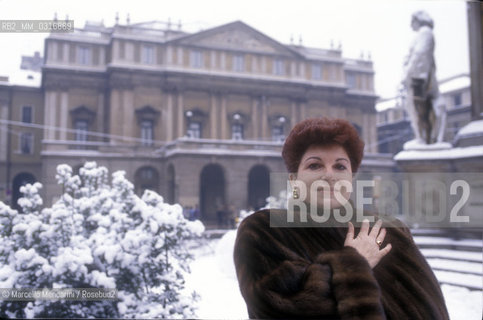 Milan, 1991. Soprano Mariella Devia in front of La Scala Theater / Milano, 1991. Il soprano Mariella Devia davanti al Teatro alla Scala - ©Marcello Mencarini/Rosebud2