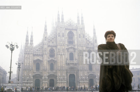 IL soprano Mariella Devia in front of Milan Cathedral, 1991 / Il soprano Mariella Devia davanti al Duomo di Milano, 1991 - ©Marcello Mencarini/Rosebud2
