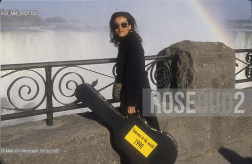 Sanremo in the World Tour 1990. Italian pop singer Grazia di Michele at Niagara Falls / Sanremo nel mondo 1990. La cantante Grazia di Michele alle Cascate del Niagara - ©Marcello Mencarini/Rosebud2