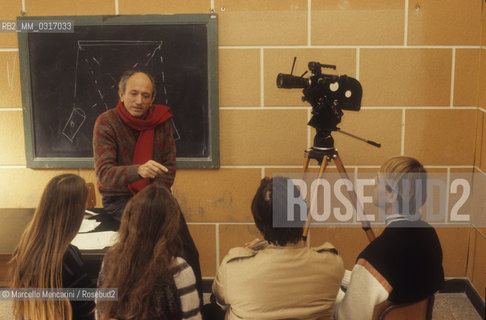 Rome, about 1985. Director of photography Carlo Di Palma teaching at Experimental Centre for Cinematography / Roma, 1985 circa. Il direttore della fotografia Carlo Di Palma mentre insegna al Centro Sperimentale di Cinematografia - ©Marcello Mencarini/Rosebud2