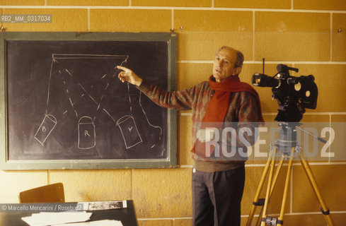 Rome, about 1985. Director of photography Carlo Di Palma teaching at Experimental Centre for Cinematography / Roma, 1985 circa. Il direttore della fotografia Carlo Di Palma mentre insegna al Centro Sperimentale di Cinematografia - ©Marcello Mencarini/Rosebud2