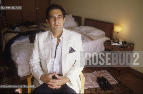 Venice Lido, Venice Film Festival 1984. Spanish tenor Placido Domingo -at the Festival to present the movie Carmen in which he is directed by Francesco Rosi- in his hotel room at the Excelsior Hotel / Lido di Venezia, Mostra del Cinema di Venezia 1984. Il tenore Placido Domingo -al Lido per presentare il Film Carmen di cui è interprete, diretto da Francesco Rosi- nella sua camera dalbergo allHotel Ecxelsior - ©Marcello Mencarini/Rosebud2