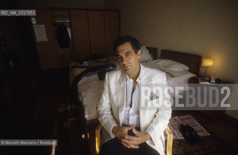 Venice Lido, Venice Film Festival 1984. Spanish tenor Placido Domingo -at the Festival to present the movie Carmen in which he is directed by Francesco Rosi- in his hotel room at the Excelsior Hotel / Lido di Venezia, Mostra del Cinema di Venezia 1984. Il tenore Placido Domingo -al Lido per presentare il Film Carmen di cui è interprete, diretto da Francesco Rosi- nella sua camera dalbergo allHotel Ecxelsior - ©Marcello Mencarini/Rosebud2