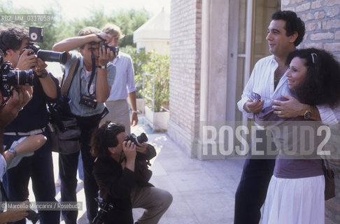 Venice Lido, Venice Film Festival 1984. Tenor Placido Domingo and soprano Julia Migenes Johnson -at Venice Film Festival to present the movie Carmen by Francesco Rosi- shot by photographers / Lido di Venezia, Mostra del Cinema di Venezia 1984. Il tenore Placido Domingo e il soprano Julia Migenes Johnson -alla Mostra per presentare il film Carmen di Francesco Rosi- ripresi dai fotografi - ©Marcello Mencarini/Rosebud2