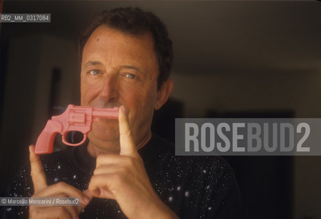Fregene (Rome), 1993. Italian screenwriter Sergio Donati holding a toy gun / Fregene (Roma), 1993. Lo sceneggiatore Sergio Donati con una pistola giocattolo - ©Marcello Mencarini/Rosebud2