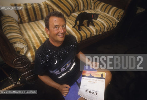 Fregene (Rome), 1993. Italian screenwriter Sergio Donati with the script of Sergio Leones Colt, a TV series produced by Leone, never came to fruition, where we would follow a single gun that goes from the hands of dead people to the next users / Fregene (Roma), 1993. Lo sceneggiatore Sergio Donati con lo script di Leones Colt, una serie TV mai realizzata sulla storia di una pistola che via via passa da un morto al suo prossimo proprietario - ©Marcello Mencarini/Rosebud2