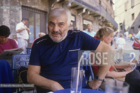 Siena, 1988. Italian composer Franco Donatoni  at Piazza del Campo / Siena, 1988. Il compositore Franco Donatoni in Piazza del Campo - ©Marcello Mencarini/Rosebud2