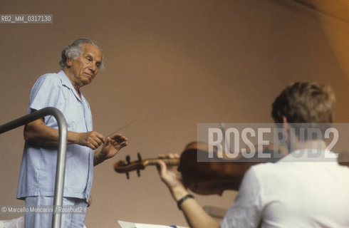 Bolzano, 1984. Born Hungarian naturalized American conductor Antal Dorati and a violinist during a rehearsal / Bolzano, 1984. Il direttore dorchestra Antal Dorati e un violinista durante una prova - ©Marcello Mencarini/Rosebud2