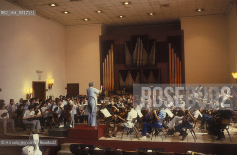 Bolzano, 1984. Born Hungarian naturalized American conductor Antal Dorati during a rehearsal with the ECYO (European Union Youth Orchestra) / Bolzano, 1984. Il direttore dorchestra Antal Dorati durante una prova con la ECYO (European Union Youth Orchestra) - ©Marcello Mencarini/Rosebud2