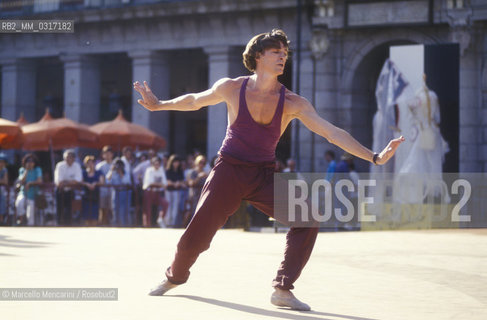 Madrid, Plaza Mayor, 1993. Spanish dancer and choreographer Nacho Duato / Madrid, Plaza Mayor, 1993. Il ballerino e coreografo spagnolo Nacho Duato - ©Marcello Mencarini/Rosebud2