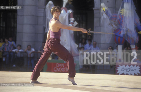 Madrid, Plaza Mayor, 1993. Spanish dancer and choreographer Nacho Duato / Madrid, Plaza Mayor, 1993. Il ballerino e coreografo spagnolo Nacho Duato - ©Marcello Mencarini/Rosebud2