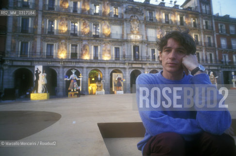 Madrid, Plaza Mayor, 1993. Spanish dancer and choreographer Nacho Duato / Madrid, Plaza Mayor, 1993. Il ballerino e coreografo spagnolo Nacho Duato - ©Marcello Mencarini/Rosebud2