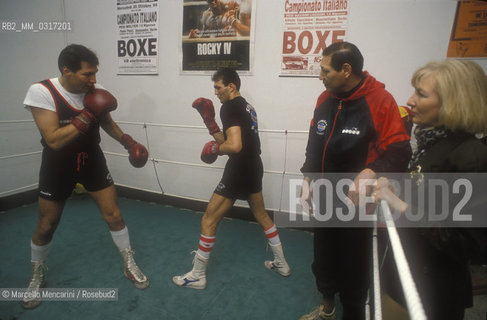 Ferrara, about 1990. Boxer Carlos Duran, his wife Augusta and their sons Alessandro and Massimiliano / Ferrara, 1990 circa. Il pugile Carlos Duran, sua moglie Augusta e i loro figli Alessandro e Massimiliano - ©Marcello Mencarini/Rosebud2