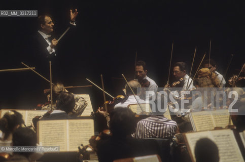 Charles Dtoit conducting the French National Orchestra (Orchestre National de France), 1992 / Charles Dutoit mentre dirige LOrchestra nazionale di Francia (Orchestre National de France), 1992 - ©Marcello Mencarini/Rosebud2