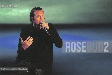 Milan, October 28, 1999. Italian pop singer Italian singer Biagio Antonacci performs at the TV program Francamente me ne infischio / Milano, 28 ottobre 1999. Il cantante Biagio Antonacci durante il programma televisivo Francamente me ne infischio - ©Marcello Mencarini/Rosebud2