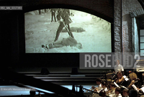 Milan, October 28, 1999. Images of capital executions projected on the set of the TV program Francamente me ne infischio conducted by Adriano Celentano / Milano, 28 ottobre 1999. Immagini di esecuzioni capitali proiettate sul set del programma televisivo Francamente me ne infischio condotto da Adriano Celentano - ©Marcello Mencarini/Rosebud2