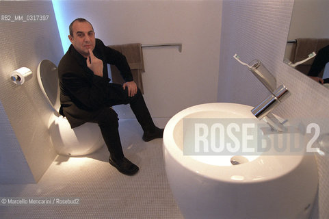 Milan Furniture Fair, April 2002. Italian designer Stefano Giovannoni sitting on a toilet bowl designed by him / Salone del Mobile di Milano 2002. Il designer Stefano Giovannoni seduto su un wc disegnato da lui - ©Marcello Mencarini/Rosebud2