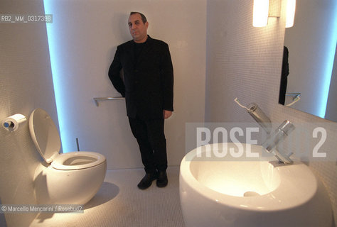 Milan Furniture Fair, April 2002. Italian designer Stefano Giovannoni sitting on a toilet bowl designed by him / Salone del Mobile di Milano 2002. Il designer Stefano Giovannoni seduto su un wc disegnato da lui - ©Marcello Mencarini/Rosebud2