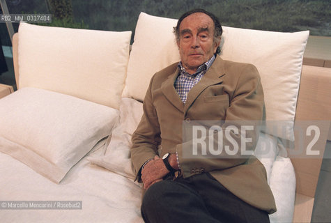 Milan Furniture Fair, April 2002. Italian designer Vico Magistretti lying on a bed designed by himself / Salone del Mobile di Milano 2002. Il designer Vico Magistretti disteso su un divano ideato da lui - ©Marcello Mencarini/Rosebud2
