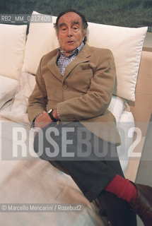 Milan Furniture Fair, April 2002. Italian designer Vico Magistretti lying on a bed designed by himself / Salone del Mobile di Milano 2002. Il designer Vico Magistretti disteso su un divano ideato da lui - ©Marcello Mencarini/Rosebud2