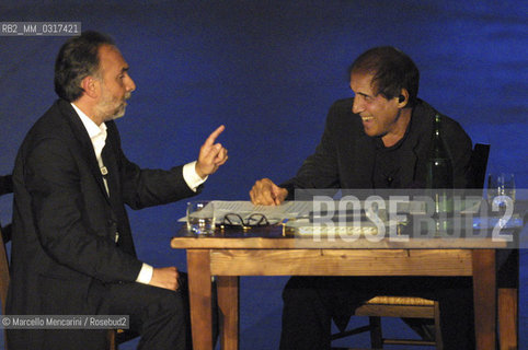 Milan, May 4, 2001. Doctor Giuseppe Remuzzi explains organ donation to Italian pop singer Adriano Celentano on the set of tv program 125 Milioni di Cazzate / Milano, 4 maggio 2001. Il dottor Giuseppe remuzzi spiega la donazione degli organi al cantante Adriano Celentano sul set del programma televisivo 125 milioni di cazzate - ©Marcello Mencarini/Rosebud2