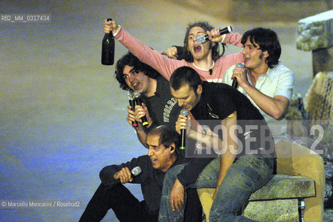 Milan, May 4, 2001. Adriano Celentano and Cesare Cremonini with his Lunapop band on the set of the TV program Francamente Me ne Infischio / Milano, 4 maggio 2001. Adriano Celentano e Cesare Cremonini con i Lunapop sul set del programma televisivo 125 milioni di cazzate - ©Marcello Mencarini/Rosebud2