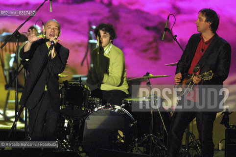 Milan, May 4, 2001. American singer Michael Stipe, lead vocalist of the alternative rock band R.E.M., on the set of the tv program 125 milioni di cazzate / Milano, 4 maggio 2001 Michael Stipe, voce dei R.E.M. con il suo gruppo sul set del programma televisivo 125 milioni di cazzate - ©Marcello Mencarini/Rosebud2
