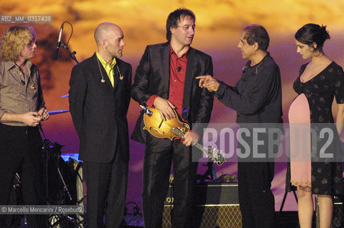 Milan, May 4, 2001. American singer Michael Stipe, lead vocalist of the alternative rock band R.E.M., guitarist Peter Buck, bass guitarist-pianist Mike Mills, Adriano Celentano and actress Asia Argento on the set of the tv program 125 milioni di cazzate / Milano, 4 maggio 2001 Michael Stipe, voce dei R.E.M., il chitarrista Peter Buck, il bassista-pianista Mike Mills, Adriano Celentano e lattrice Asia Argento sul set del programma televisivo 125 milioni di cazzate - ©Marcello Mencarini/Rosebud2