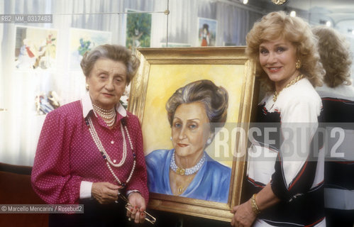 Rome, 1986. Fashion designer Micol Fontana with Linda Christian showing the portrait of Micol painting by herself / Roma, 1986. La stilista Micol Fontana con Linda Christian che mostra il ritratto che le ha fatto - ©Marcello Mencarini/Rosebud2