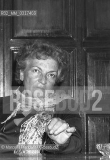 Rome, 1986. American actress Linda Christian showing the portraits of her daughter Romina and of her husband Tyrone Power painting by herself / Roma, 1986. Lattrice  Linda Christian con i ritratti della figlia Romina Power e del marito Tyrone Power dipinti da lei - ©Marcello Mencarini/Rosebud2
