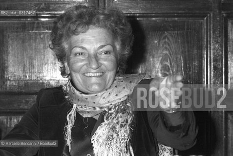 Rome, 1986. American actress Linda Christian showing the portraits of her daughter Romina and of her husband Tyrone Power painting by herself / Roma, 1986. Lattrice  Linda Christian con i ritratti della figlia Romina Power e del marito Tyrone Power dipinti da lei - ©Marcello Mencarini/Rosebud2