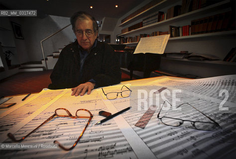 Radicondoli (Siena), 1995. Italian composer Luciano Berio in his home / Radicondoli (Siena), 1995. Il compositore Luciano Berio nella sua casa - ©Marcello Mencarini/Rosebud2