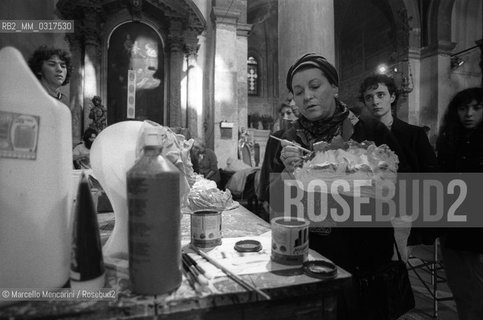 Venice Carnival 1980. Italian set and costume designer Giulia Mafai teaching at her workshop about makeup and disguise in the San Samuele Church / Carnevale di Venezia 1980. La costumista e scenografa Giulia Mafai dirige il suo laboratorio su trucco e travestimento nella chiesa di San Samuele   - ©Marcello Mencarini/Rosebud2