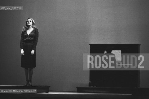 Piccolo Teatro in Milan, 1979. Italian singer Milva performing Io, Bertolt Brecht n.3: Essere Amici al Mondo, directed by Giorgio Strehler / Piccolo Teatro di Milano, 1979. La cantante Milva in Io, Bertolt Brecht n.3: essere amici al mondo, con la regia di Giorgio Strehler - ©Marcello Mencarini/Rosebud2