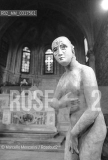 Venice Carnival 1980. Workshop about makeup and disguise by Italian set and costume designer Giulia Mafai in the San Samuele Church / Carnevale di Venezia 1980. Laboratorio su trucco e travestimento della costumista e scenografa Giulia Mafai nella chiesa di San Samuele   - ©Marcello Mencarini/Rosebud2