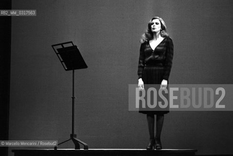 Piccolo Teatro in Milan, 1979. Italian singer Milva performing Io, Bertolt Brecht n.3: Essere Amici al Mondo, directed by Giorgio Strehler / Piccolo Teatro di Milano, 1979. La cantante Milva in Io, Bertolt Brecht n.3: essere amici al mondo, con la regia di Giorgio Strehler - ©Marcello Mencarini/Rosebud2