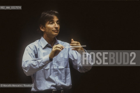 American conductor Michael Tilson Thomas performing a rehearsal (1991) - Il direttore dorchestra Michael Tilson Thomas durante una prova - ©Marcello Mencarini/Rosebud2