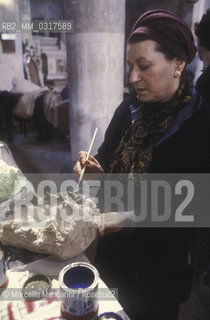 Venice Carnival 1980. Italian set and costume designer Giulia Mafai teaching at her workshop about makeup and disguise in the San Samuele Church / Carnevale di Venezia 1980. La costumista e scenografa Giulia Mafai dirige il suo laboratorio su trucco e travestimento nella chiesa di San Samuele   - ©Marcello Mencarini/Rosebud2