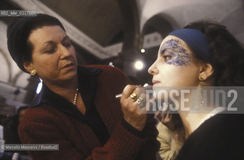 Venice Carnival 1980. Italian set and costume designer Giulia Mafai teaching at her workshop about makeup and disguise in the San Samuele Church / Carnevale di Venezia 1980. La costumista e scenografa Giulia Mafai dirige il suo laboratorio su trucco e travestimento nella chiesa di San Samuele   - ©Marcello Mencarini/Rosebud2