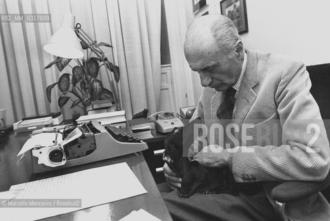 Italian journalist Indro Montanelli in his office (1980) / Il giornalista Indro Montanelli nel suo ufficio (1980) - ©Marcello Mencarini/Rosebud2