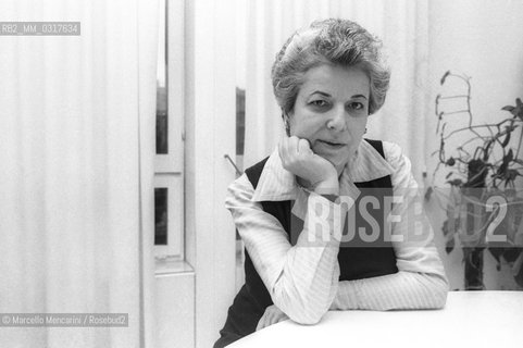 Milan, 1981. Italian journalist and writer Grazia Livi in her house. Milano, 1981. La scrittrice e giornalista Grazia Livi nella sua casa - ©Marcello Mencarini/Rosebud2
