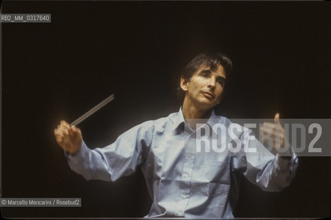 American conductor Michael Tilson Thomas performing a rehearsal (1991) - Il direttore dorchestra Michael Tilson Thomas durante una prova - ©Marcello Mencarini/Rosebud2